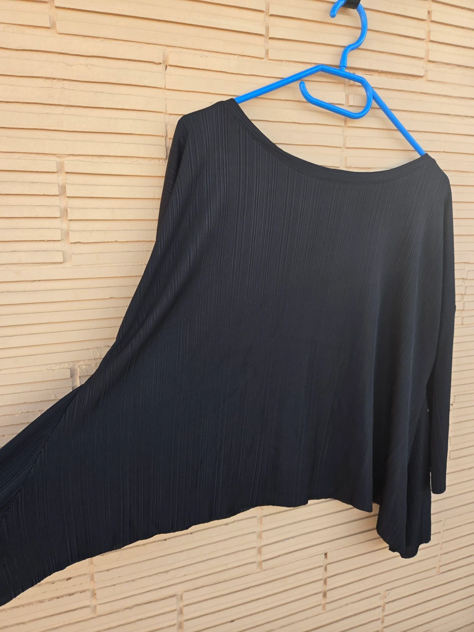 Suéter preto com efeito evasé – photo 2